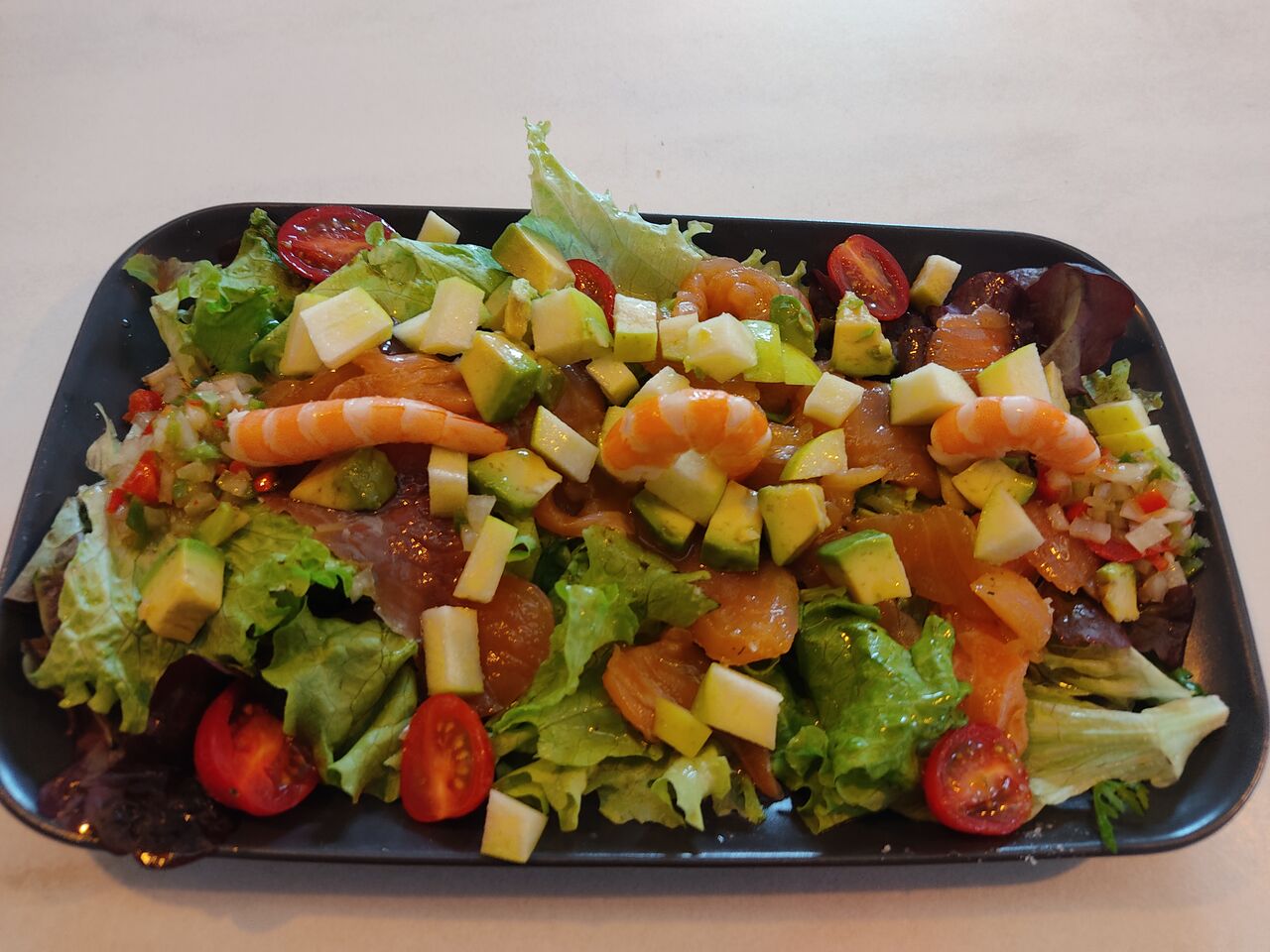 Ensalada de Aguacate, Salmón y Manzana