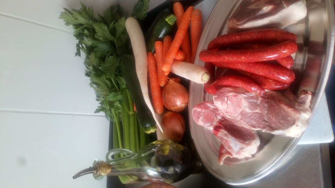 Legumes frais, viande d'agneau, merguez. 