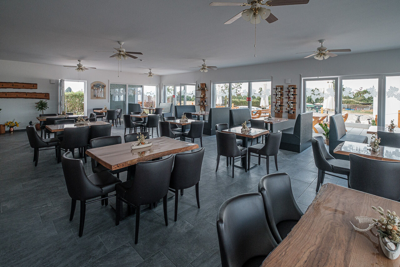 Der rechtmäßige Mindestabstand von Tischen und Stühlen ist bei uns gewährleistet