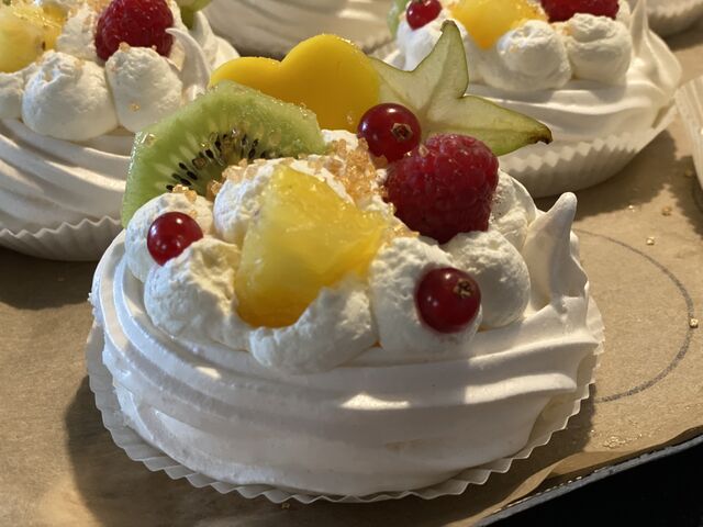 Pavlovas individuelles... de la meringue, de la crème fouettée et des fruits...