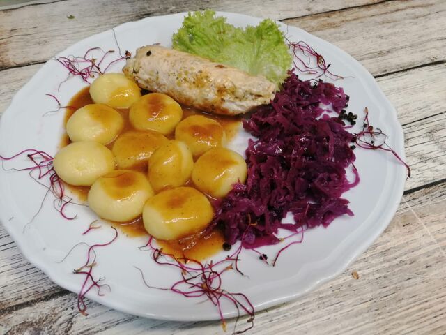 ?Rolada drobiowa podana z kluskami ślaskimi i surówką
