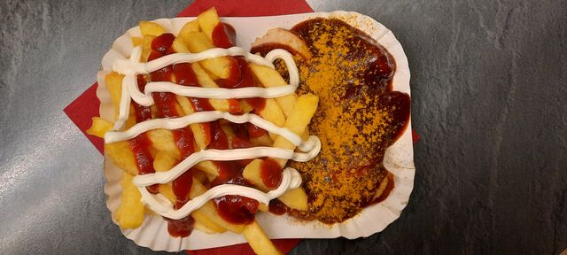 Currywurst & Pommes Schranke
