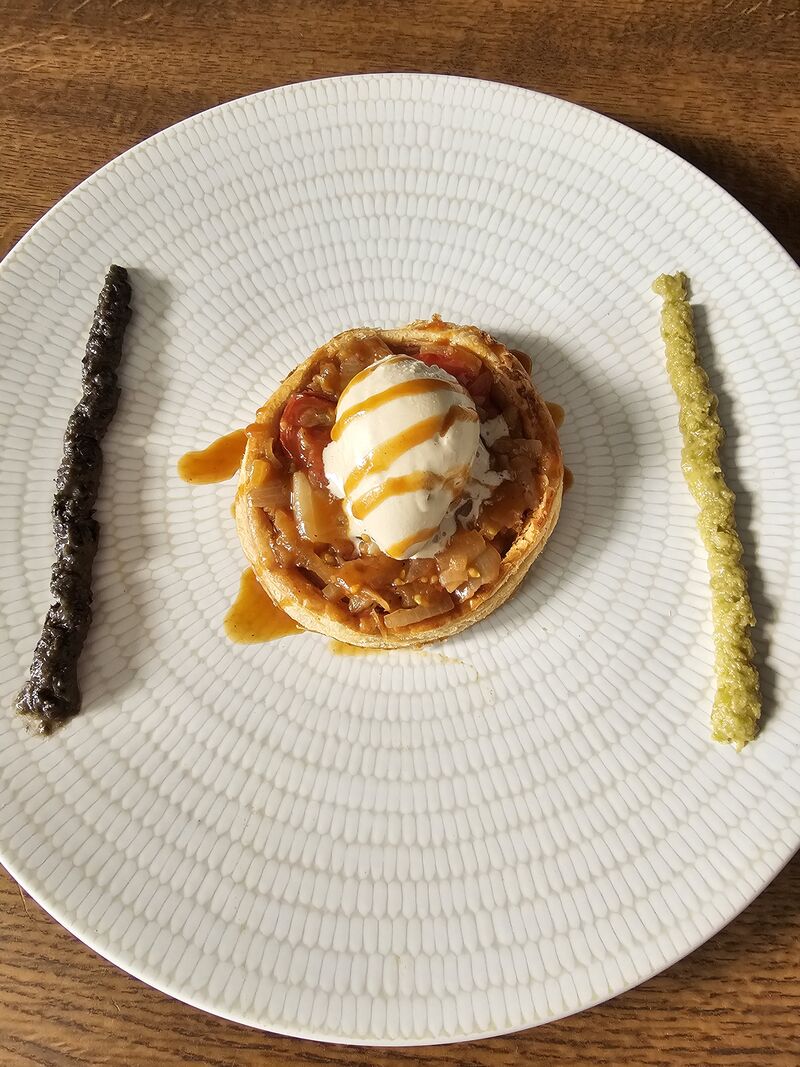 La pissaladière, galette feuilletée, confit de tomates cerises et oignons, tapenade et glace anchois 