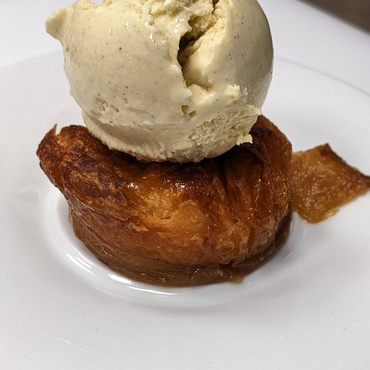 Kouignette avec boule vanille, dessert bien breton ...
