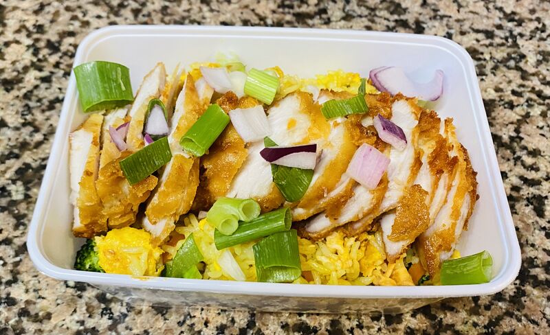 Gebratener Reis mitGemüse & krossen Hähnchen 