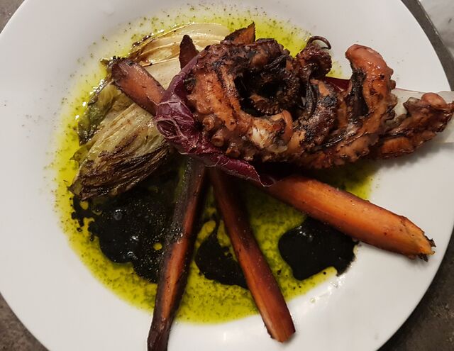 Poulpe grillé, huile de coriandre et orange au piment 