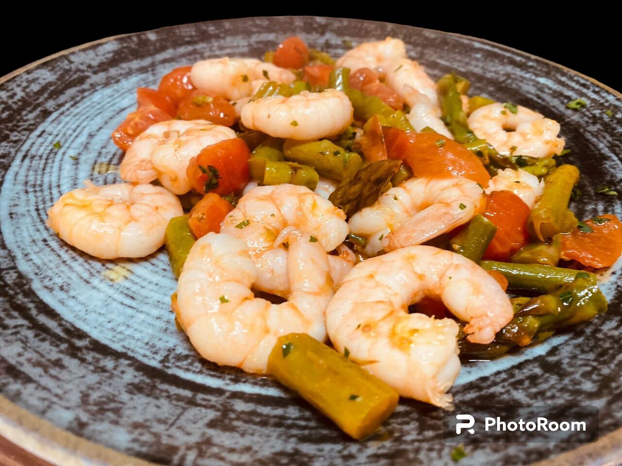 Saltata di gamberi con porcini e pomodorini