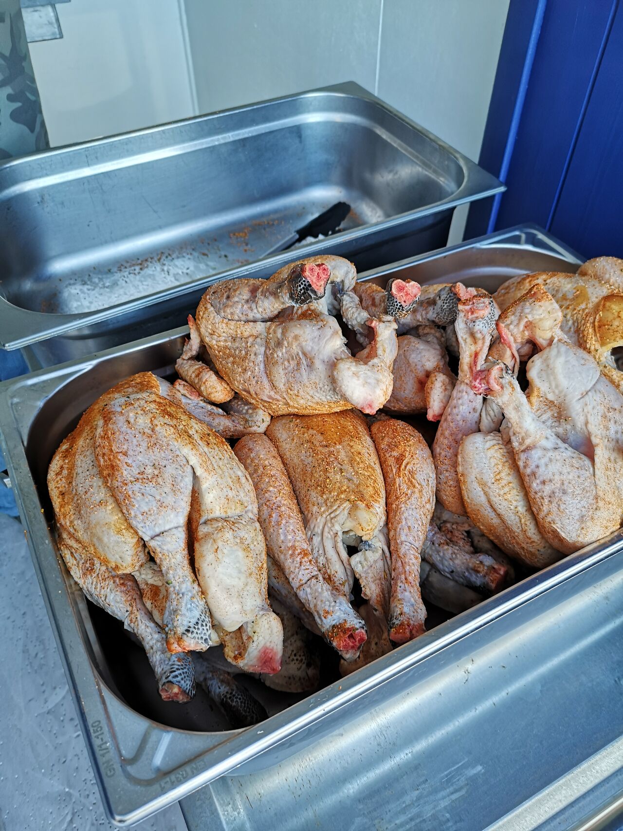 Poulets fermier noir Breton Label Rouge, IGP.
Alimentés avec 100% de végétaux, minéraux et vitamines (dont 75% de céréales).