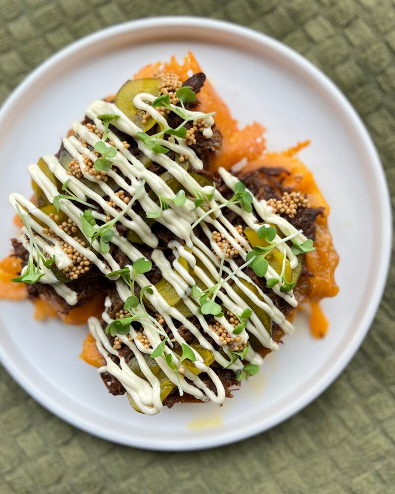 Topinka na másle s trhaným hovězím masem