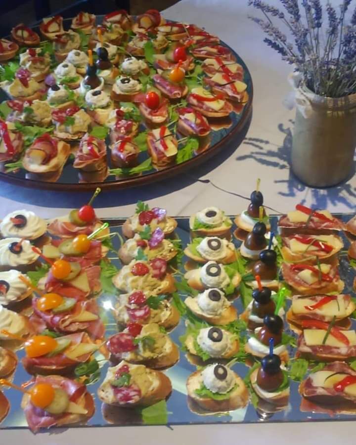 Naš catering Vam stoji na raspolaganju..