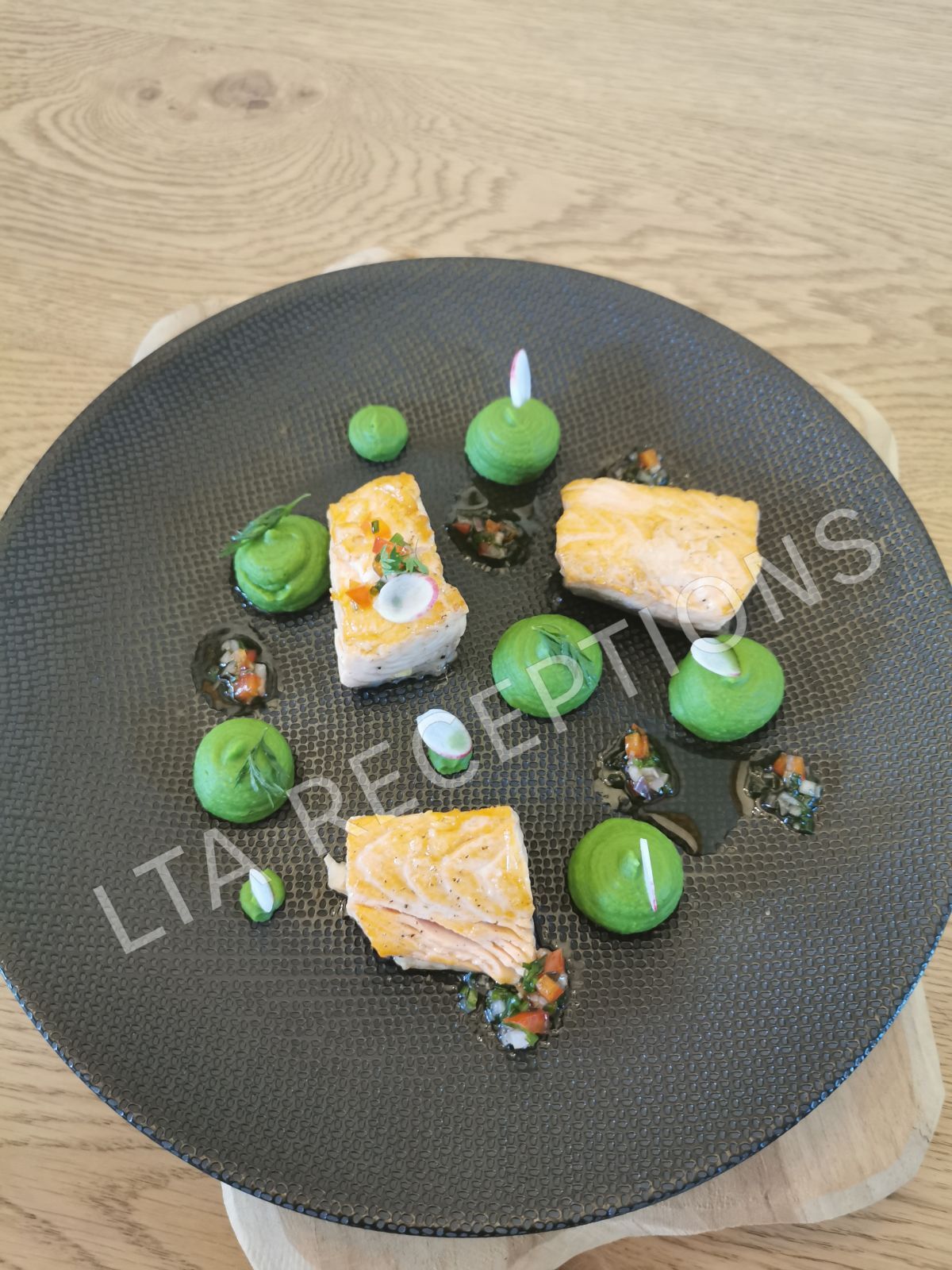 Saumon juste cuit, crémeux de petit pois à la menthe 