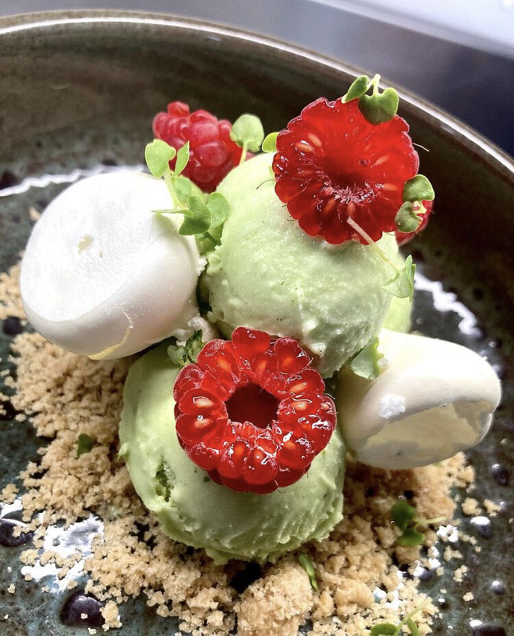 Fraîcheur, croquant, gourmand. Sorbet basilic, framboises et meringues