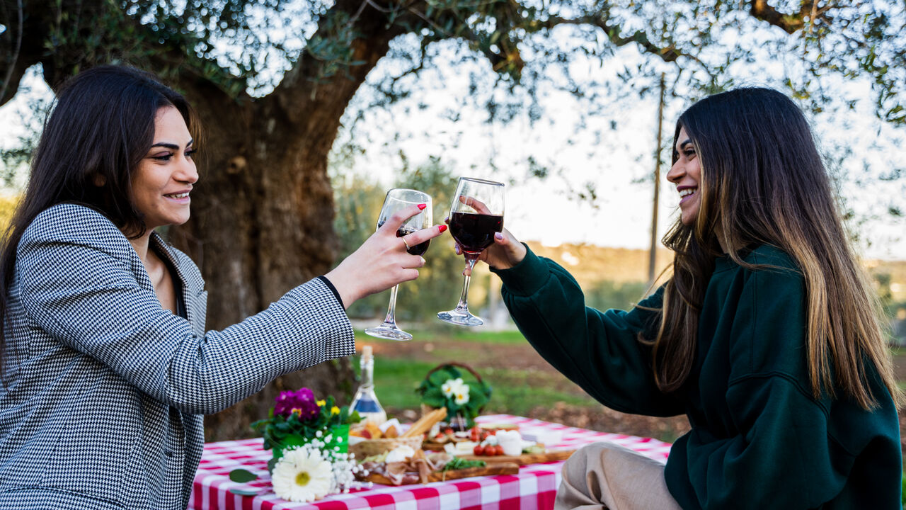 Vi offriamo momenti di relax , accompagnati da un buon bicchiere di vino 