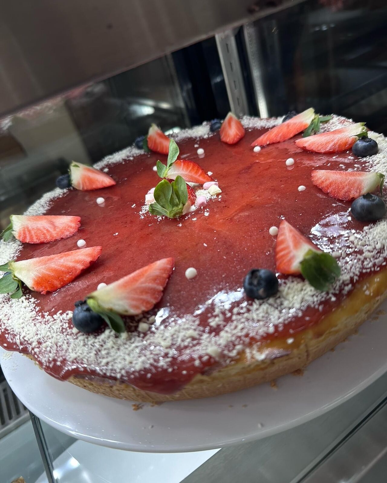 Käsekuchen mit Erdbeerkonfitüre