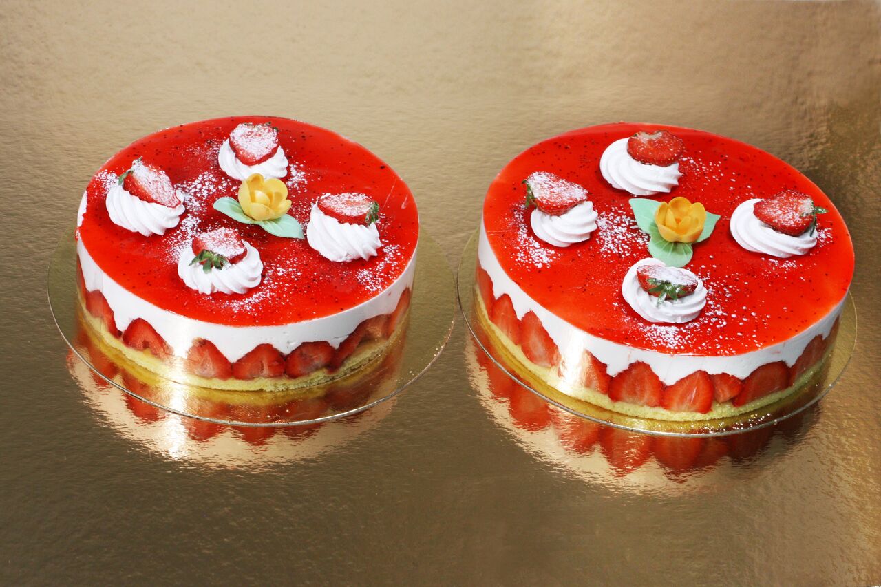 Fraisiers 4 personnes 16.90 euros, 6 personnes 19.80 euros, 8 personnes 24.90 euros.