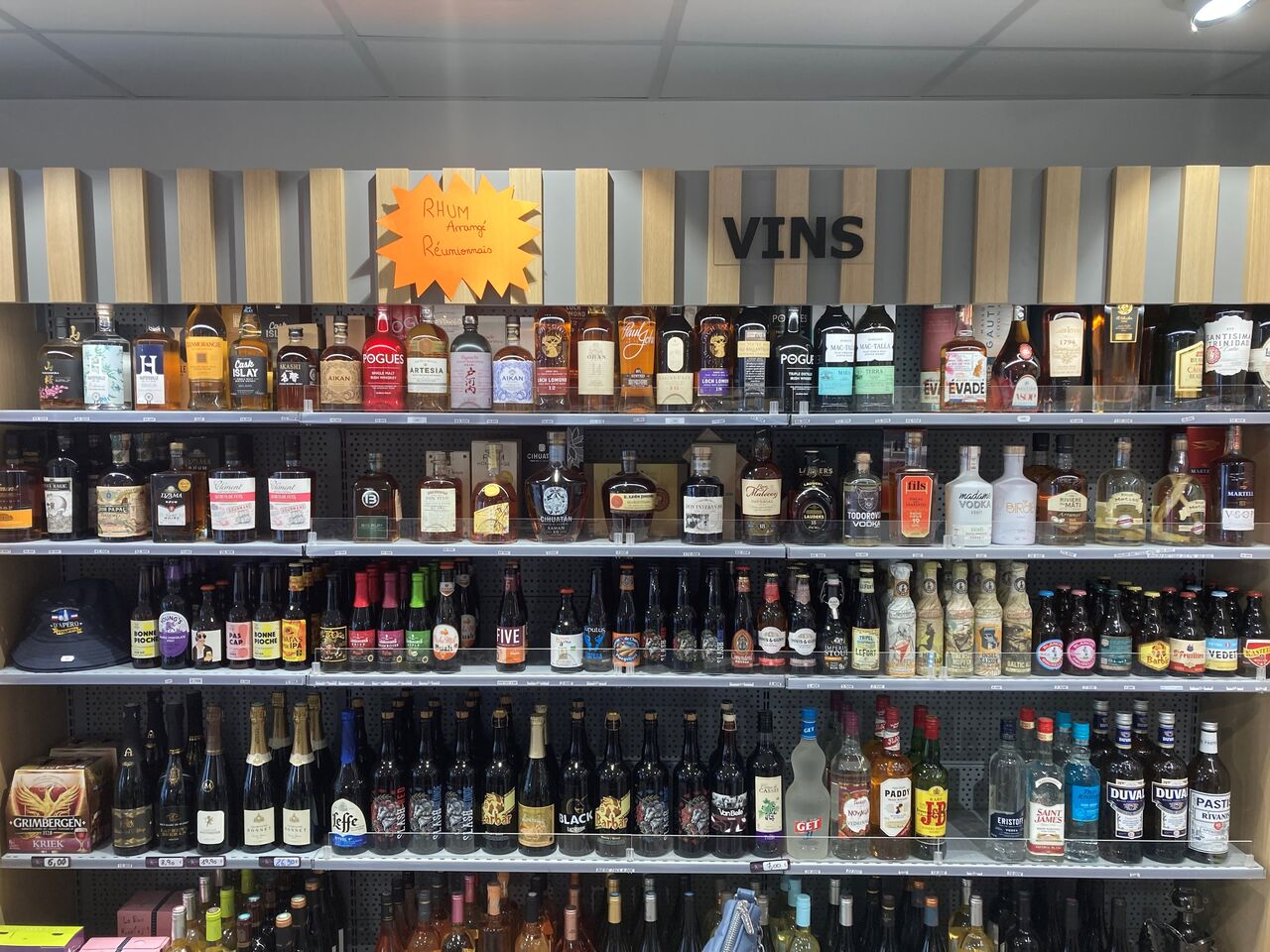 Un large choix de bières du terroir ainsi que des spiritueux de la région.