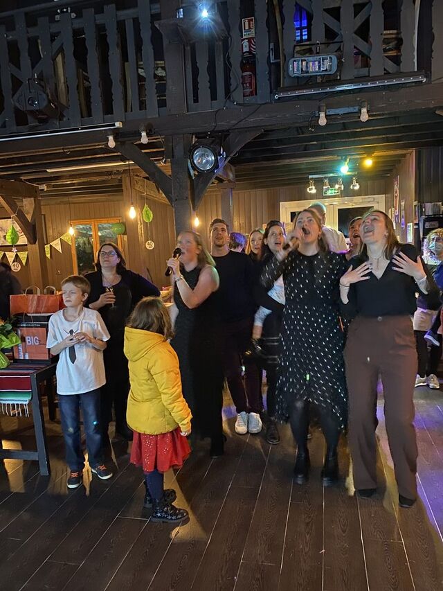 Karaoké en famille pour un anniversaire 