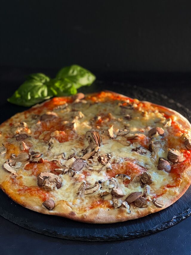 3. Funghi
€8,30
Ø 32cm
(A D C 2 3)
Tomatensauce, Champignons und Goudakäse