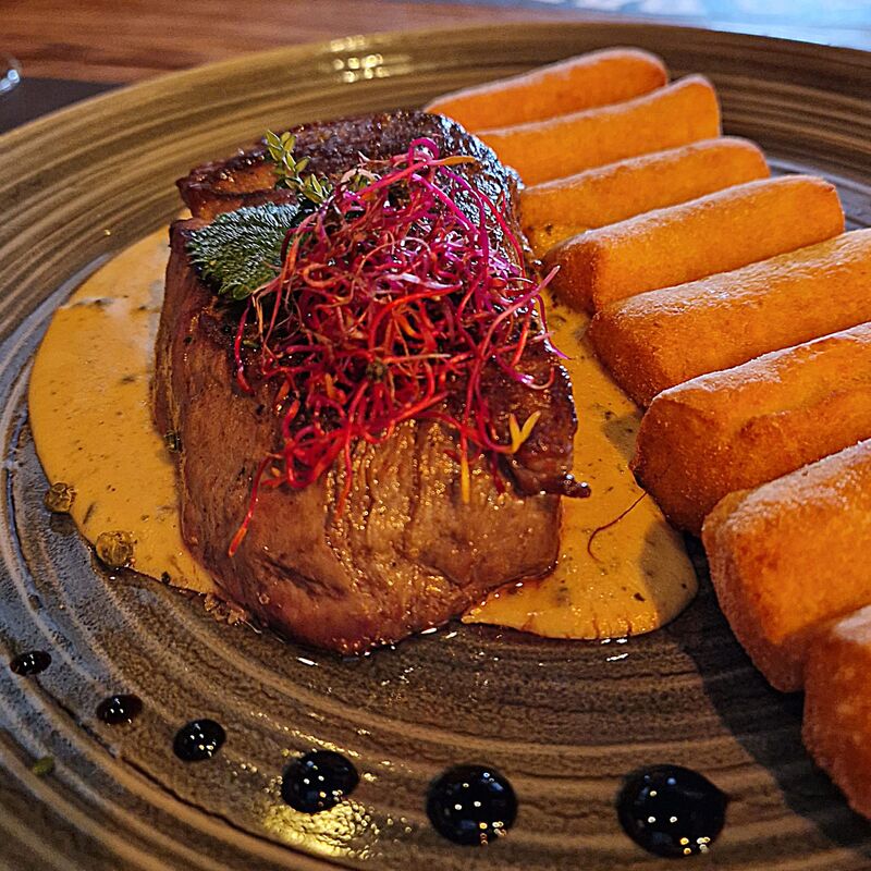 BEEFSTEAK U UMAKU OD ZELENOG PAPRA S DOMAĆIM KROKETIMA