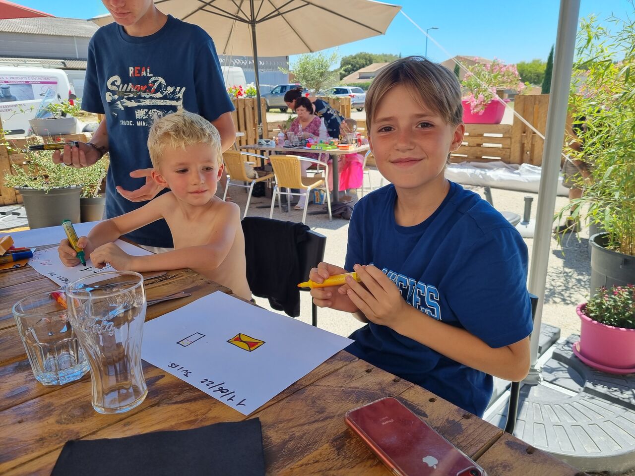 Jules le grand frère de Joey ,qui lui nous à dessiner notre LOGO !
Vraiment Sympas .
Toute l'équipe Ô'Crépidon ,Merci Jules