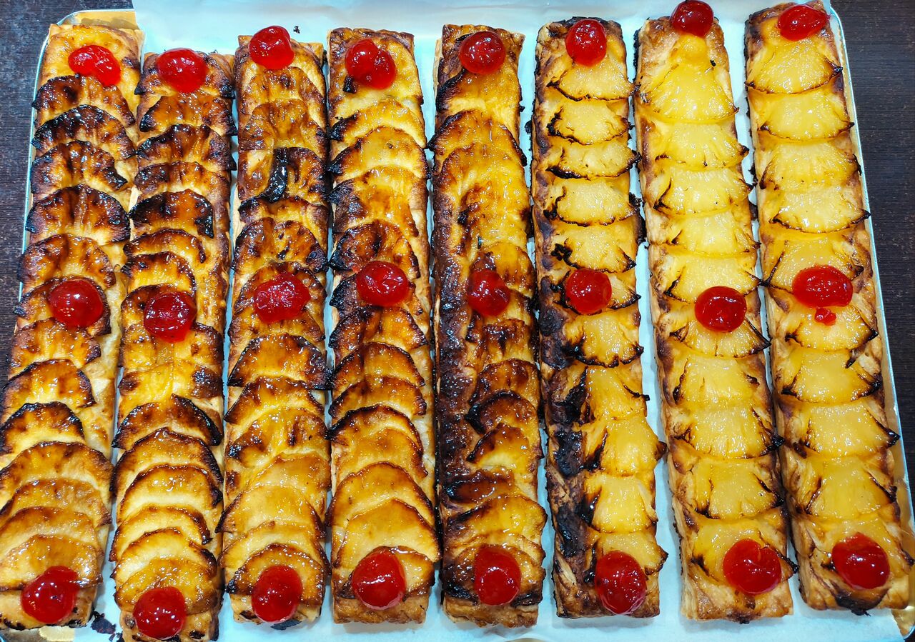 Bandas de hojaldre de fruta,de manzana o piña.