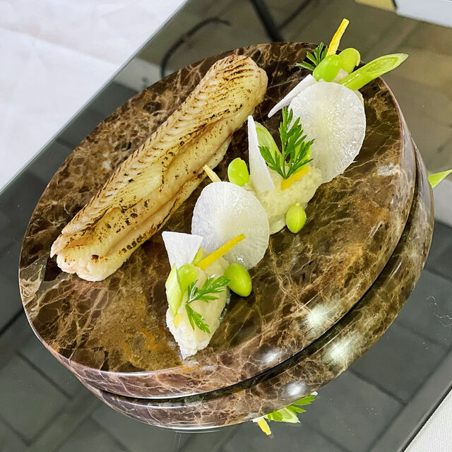 Filet de sole en deux cuissons: Basse température & Brûlée à la flamme / Mousseline de topinambours / Zeste de pomelos confit