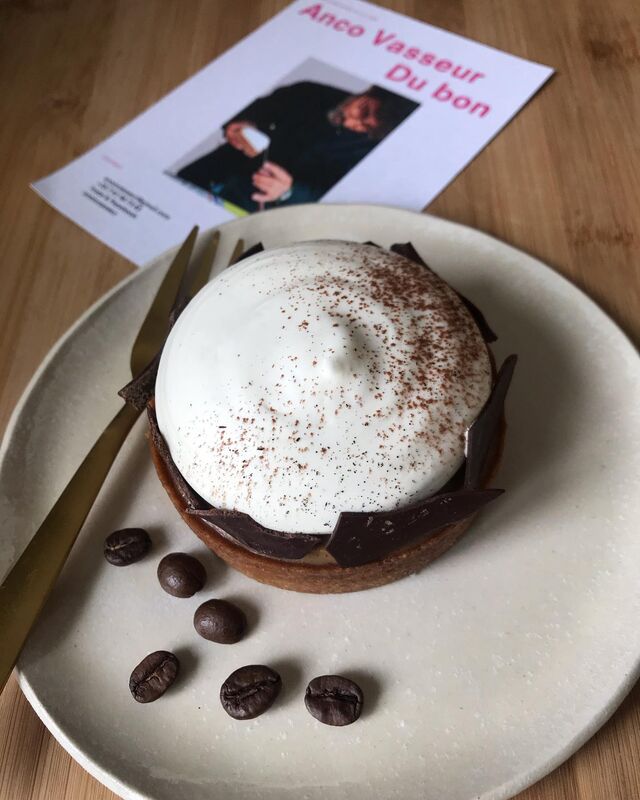 Tartelette au chocolat café et son nuage de crème légère.