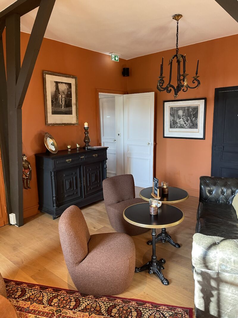 Bar à vins ( étage ) Salle 1er salon