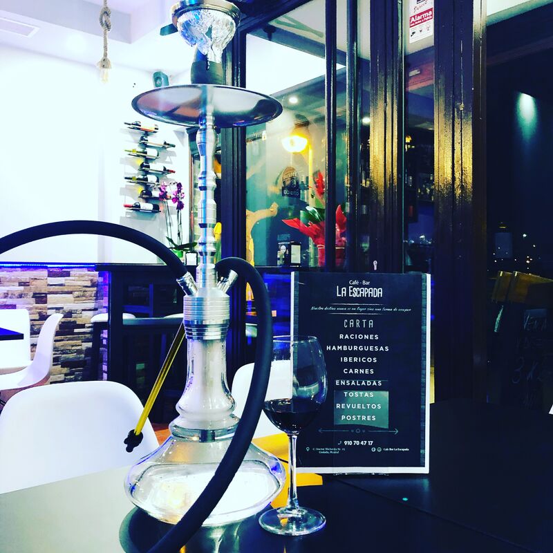 Vente a pasar un buen rato con música moderna , cachimbas de todos los sabores ,variedad de copas y de cocktails.