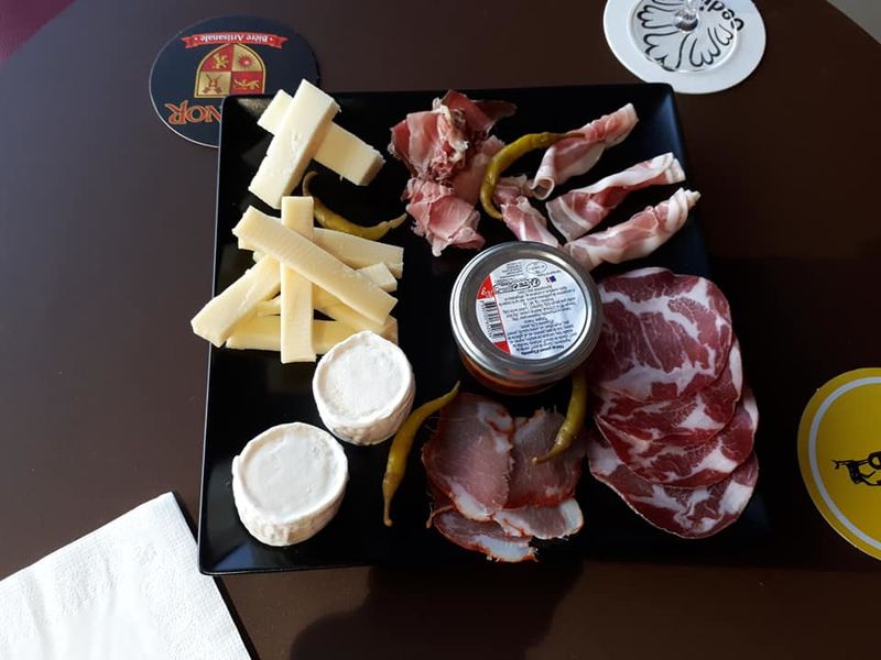 Une grande assiettes mixte à partager vous est proposée pour accompagner vos boissons.