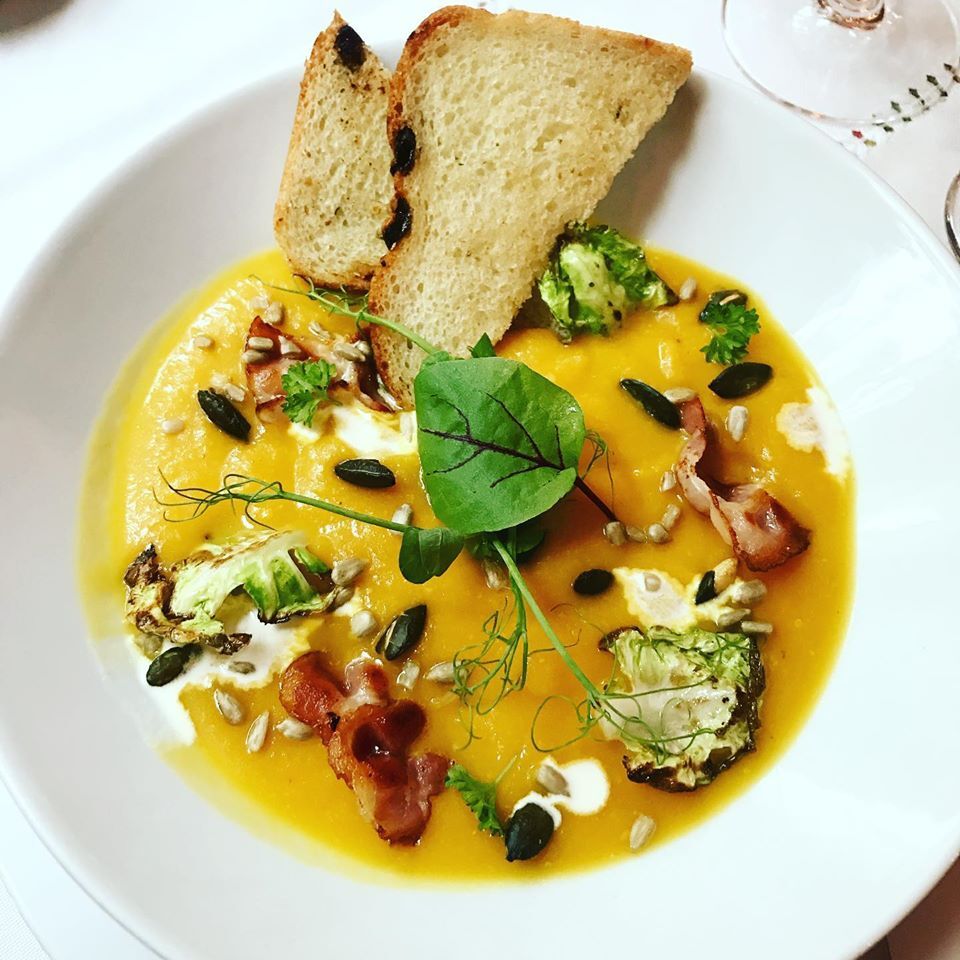 Krem z pieczonej dyni, z prażonymi pestkami i chrupiącym bekonem