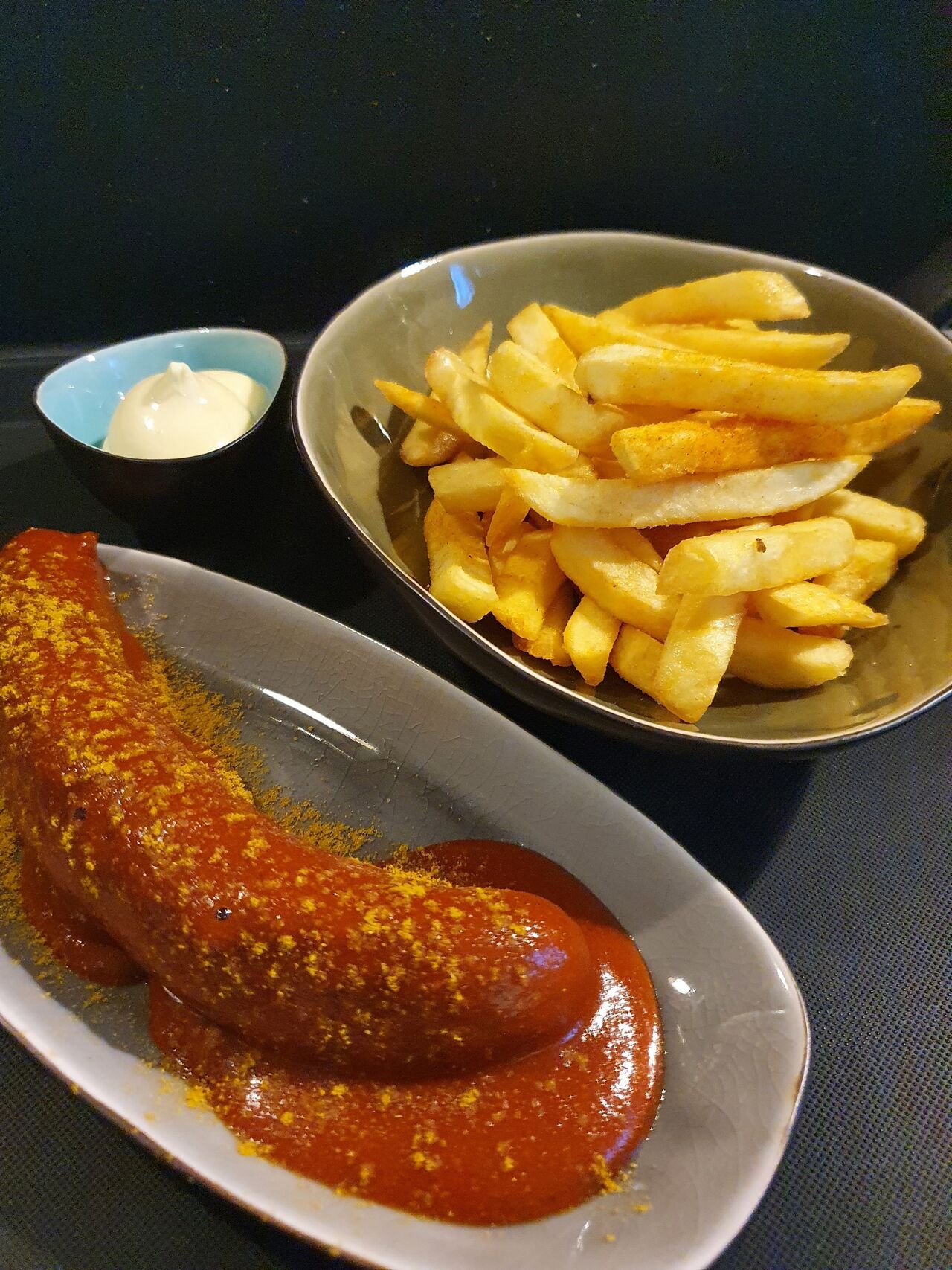 CoerriWurst Classic mit Pommes und Majo