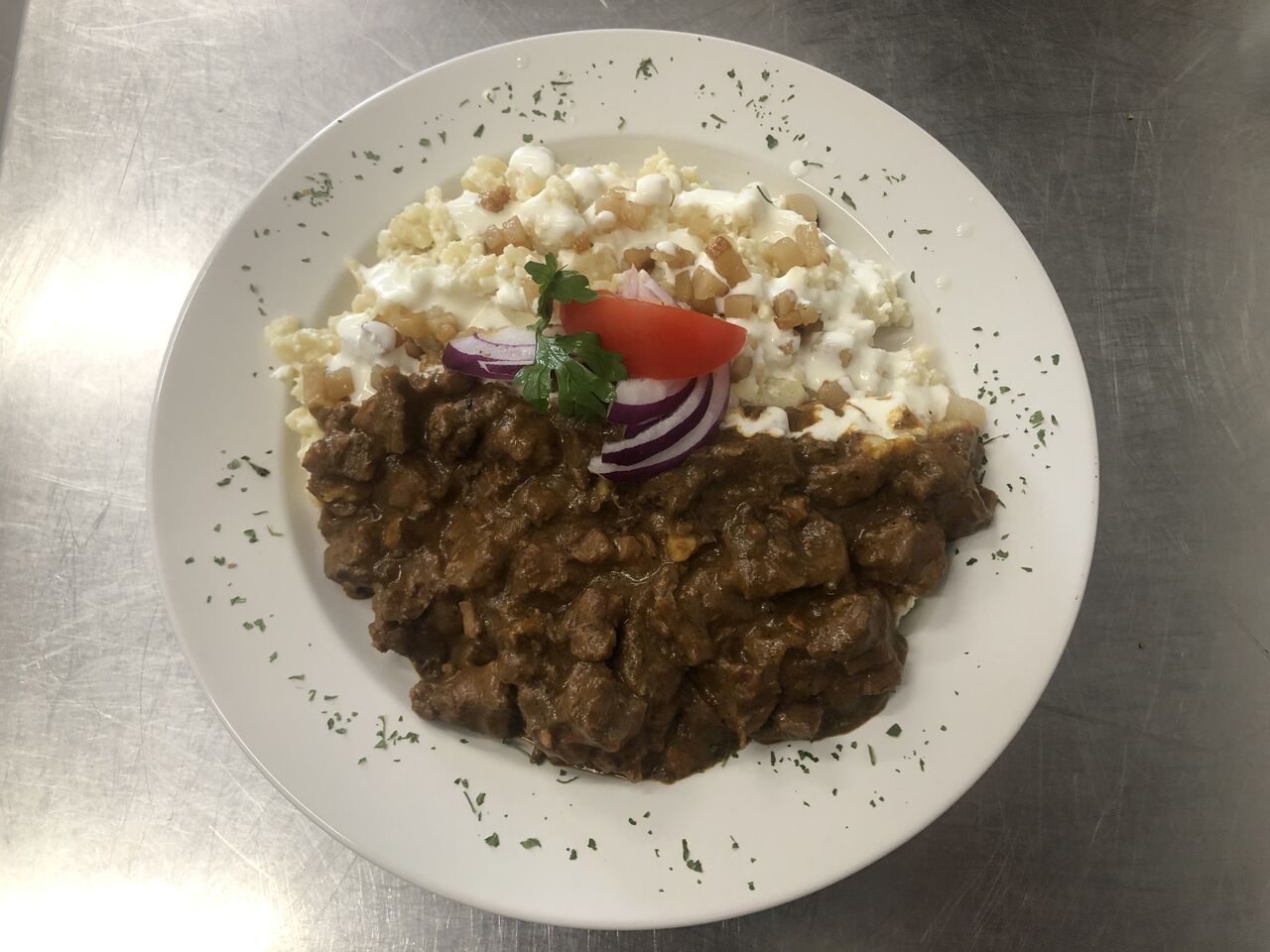 Vörösboros vaddisznó pörkölt, juhtúrós sztrapacskával