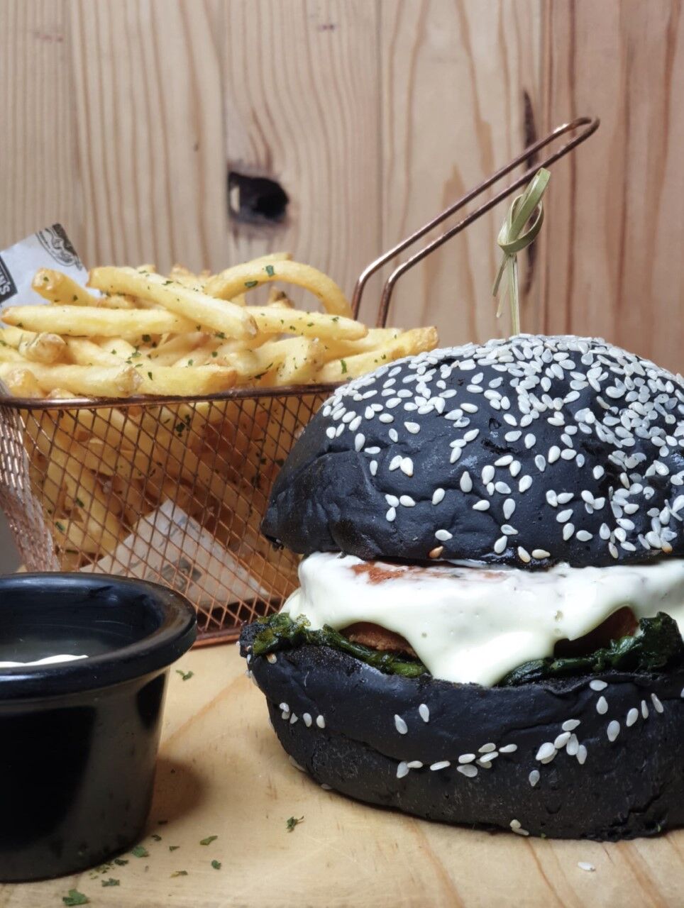 Hambúrguer de Salmão com pão de tinta de choco 