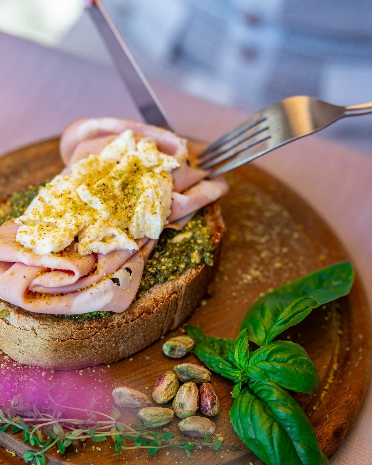 Bruschetta sa mortadellom, pistachiom i mozzarellom