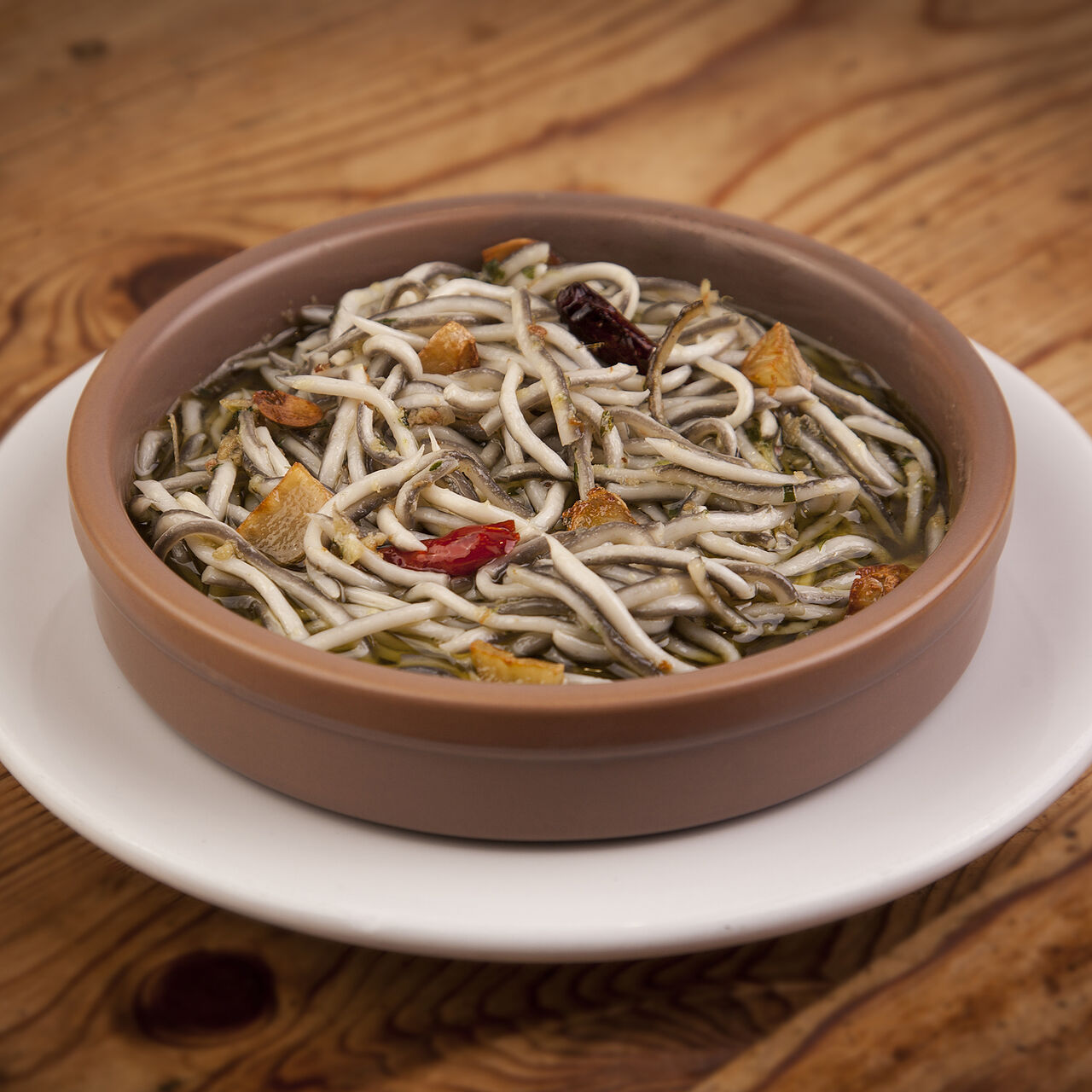 Gulas al ajillo en cazuela.