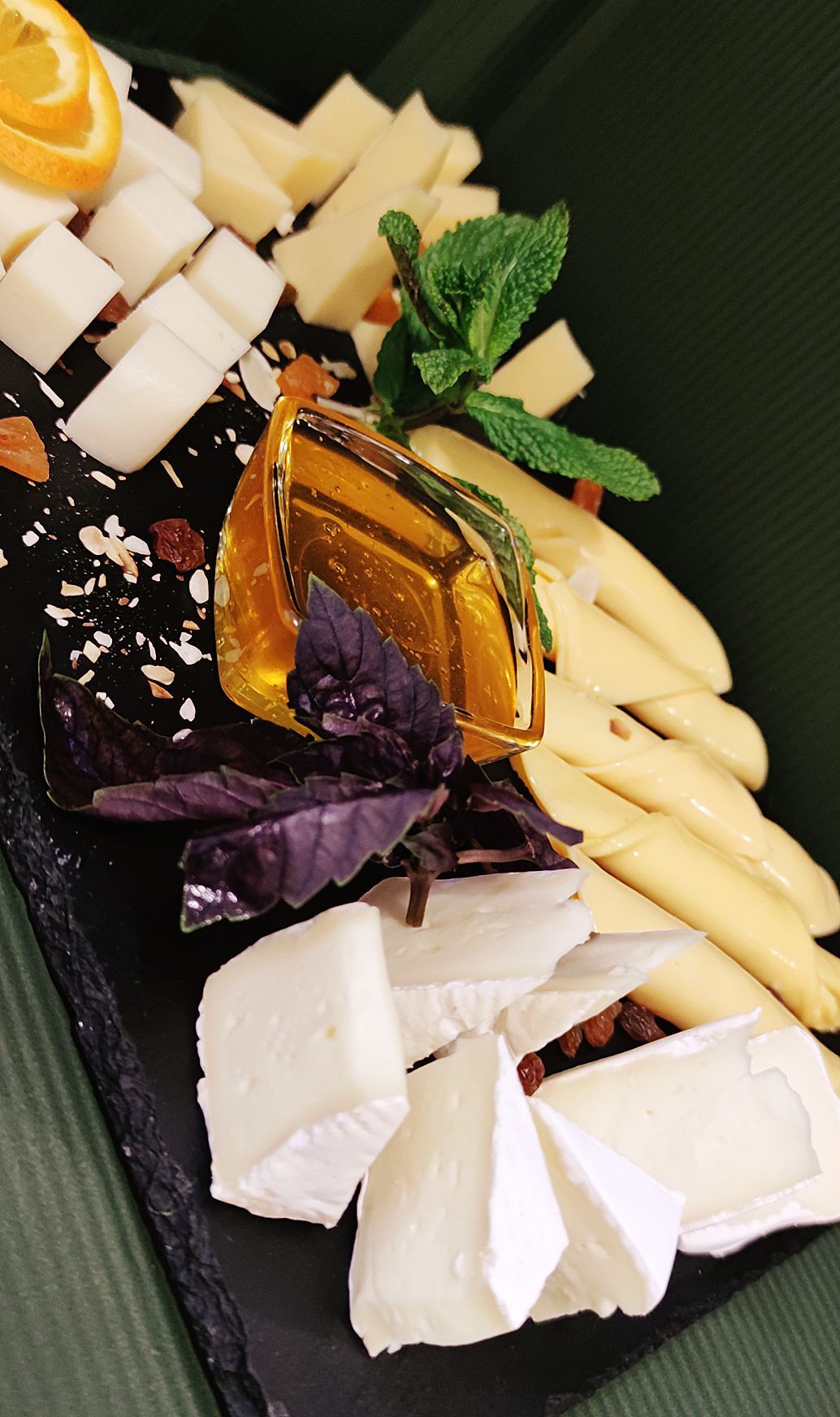 Сирне плато з медом - різні види сиру, сухофрукти та солодкий мед.