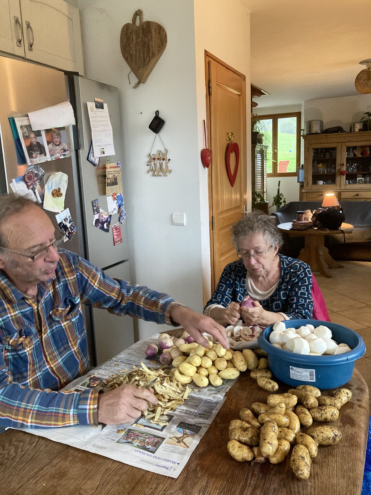 Épluchage des patates du jardin