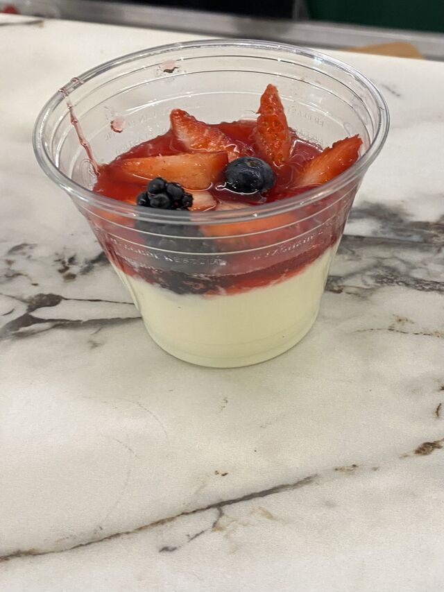 Panacotta aux fruits rouges 🍒🍓
Nous avons la version 