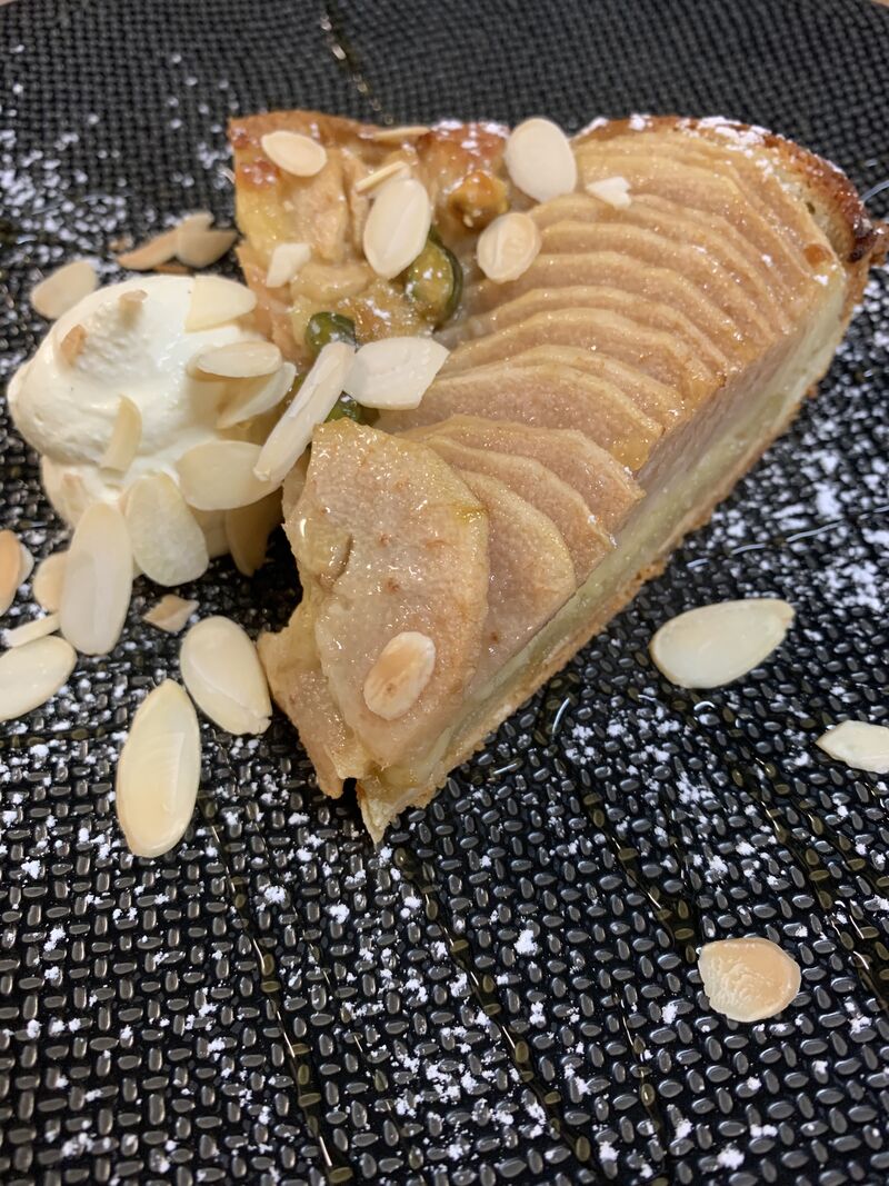 La Tarte aux Poires et Pistaches façon Amandine et Miel de la Châtaigneraie Corse
