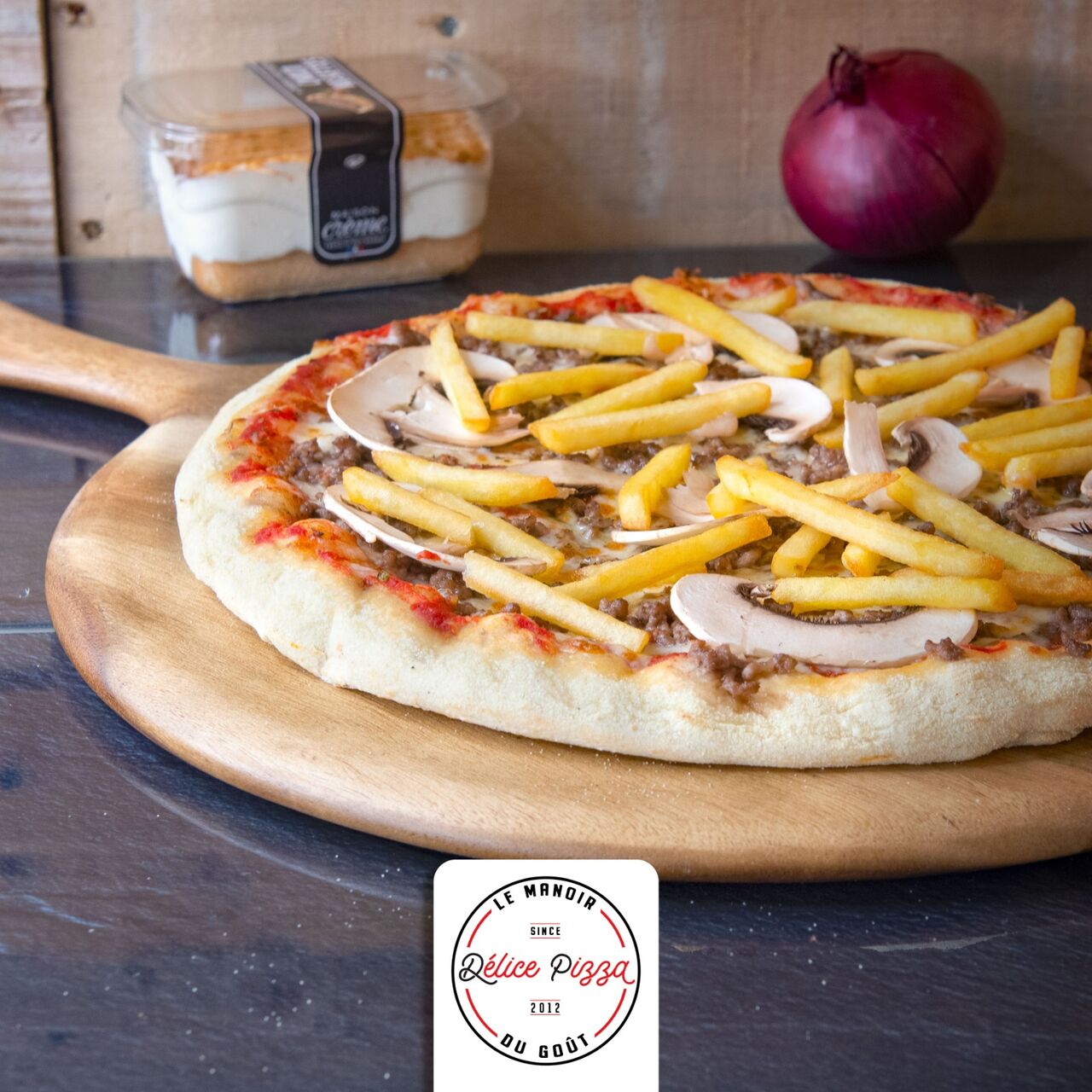 L’AMÉRICAINE : sauce tomate, mozzarella, champignons, viande hachée, origan, frites. 