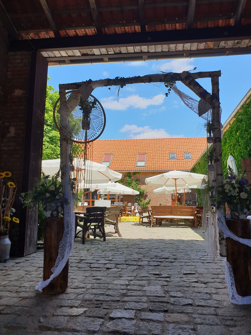 Hofeingang zur Hochzeit