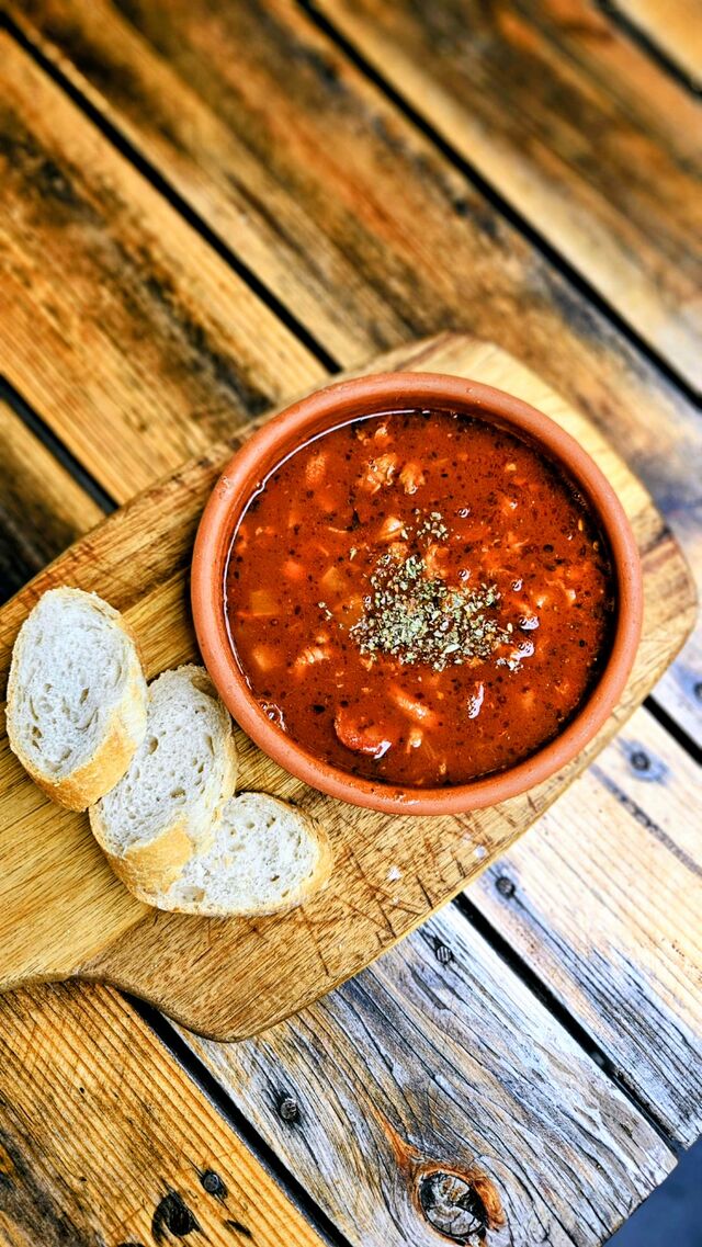 Rozgrzewające flaki po hiszpańsku - na czerwonym winie, z chorizo i papryką wędzoną. 