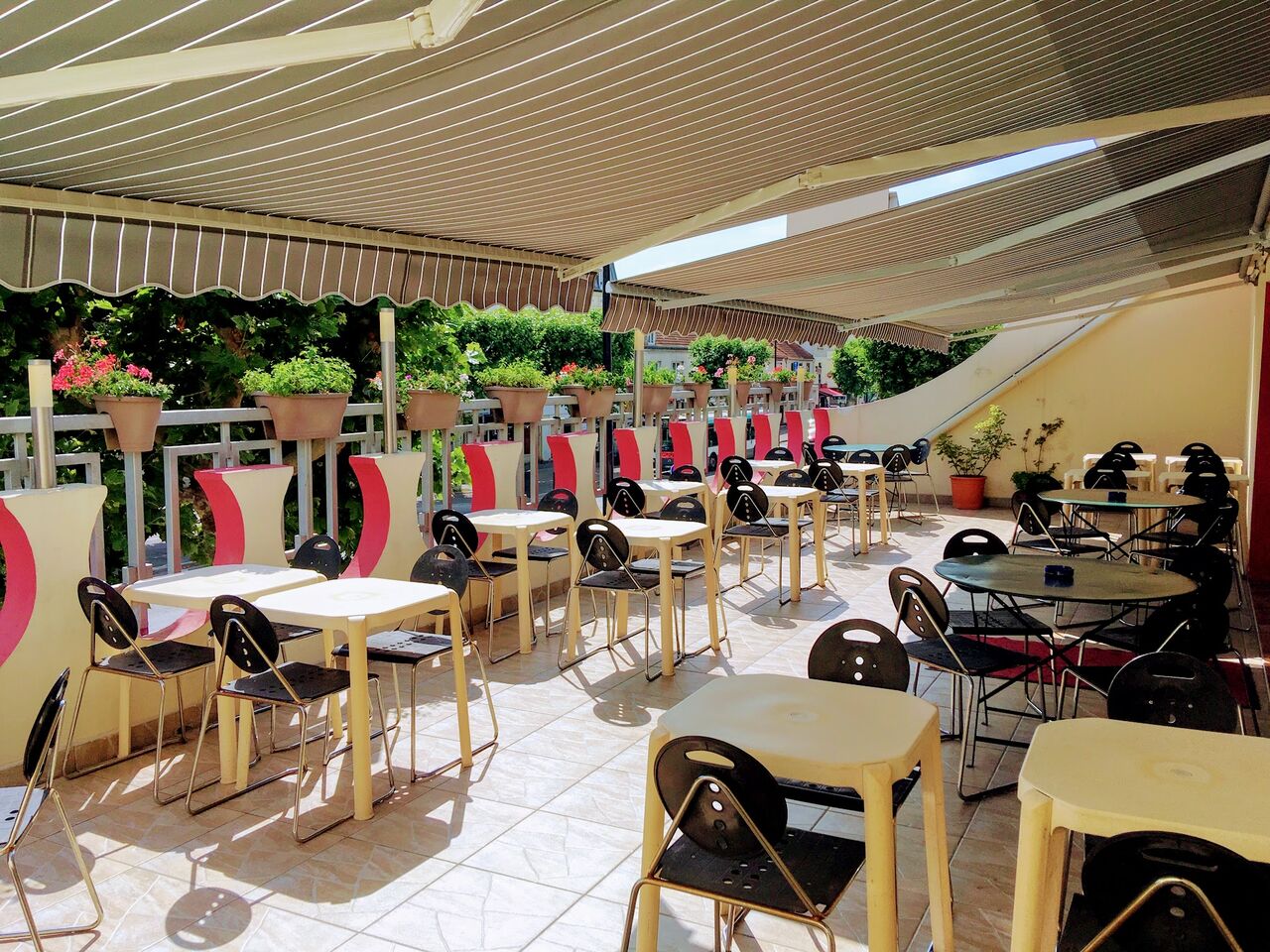 Notre terrasse pour profiter de la saison estivale 