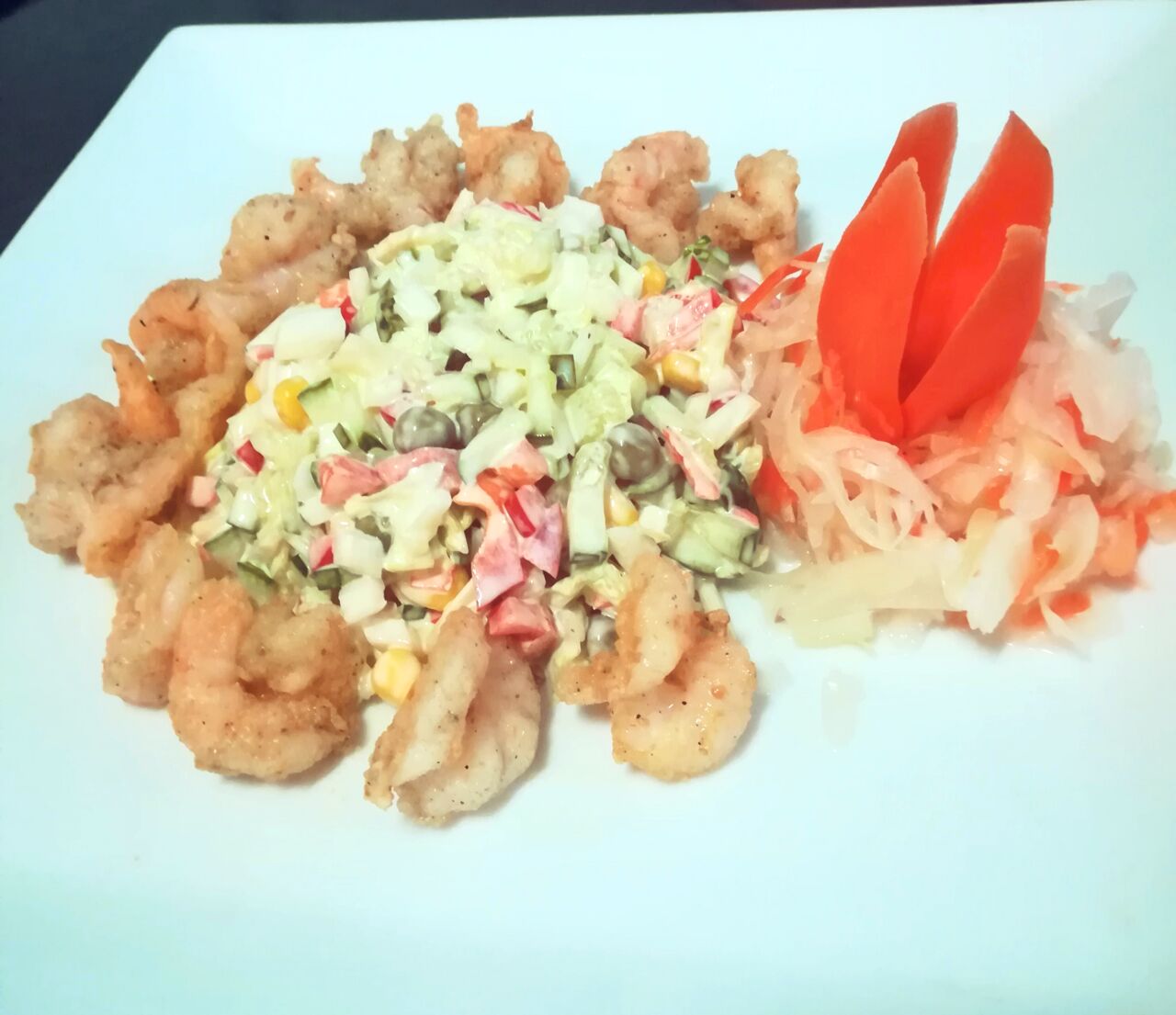 Dynamiczne polaczenie krewetek i salatki warzywnej zwali z nog kazdego milosnika kuchni chinskiej. Tylko u nas!