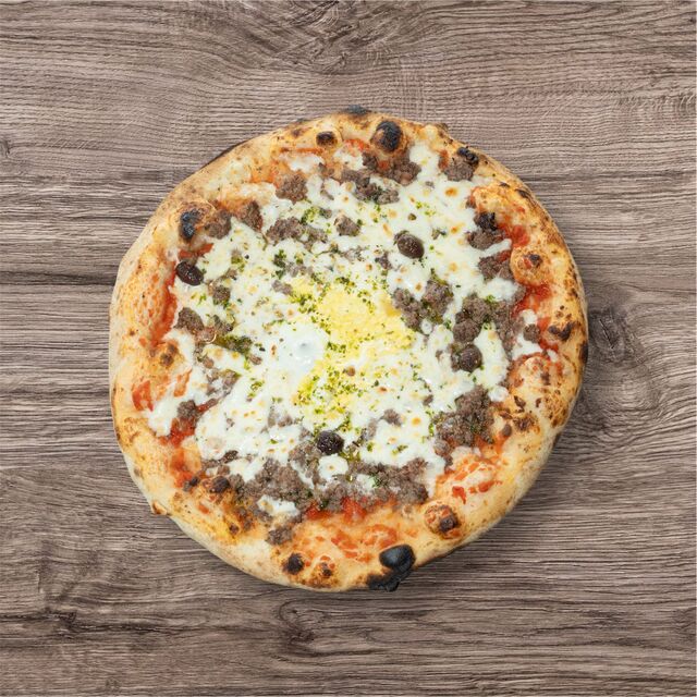 Charolaise ▪ 14€ : sauce tomate bio, fior di latte, viande hachée, œuf bio, crème, persillade, olives, origan