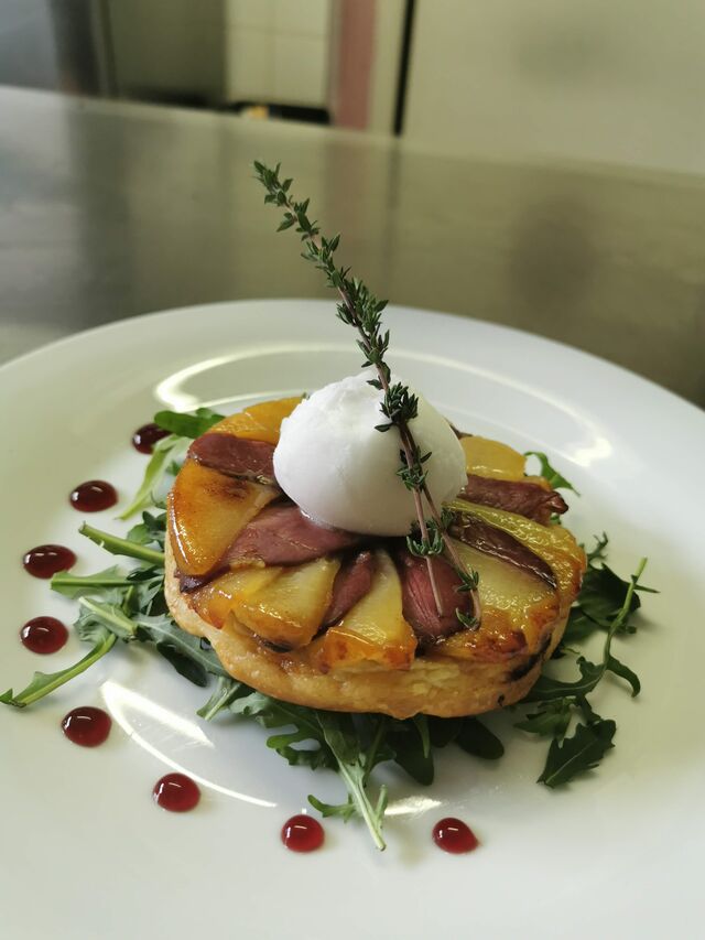 Tatin aux pommes et magret de canard fumé glacé au thym sur lit de roquette.