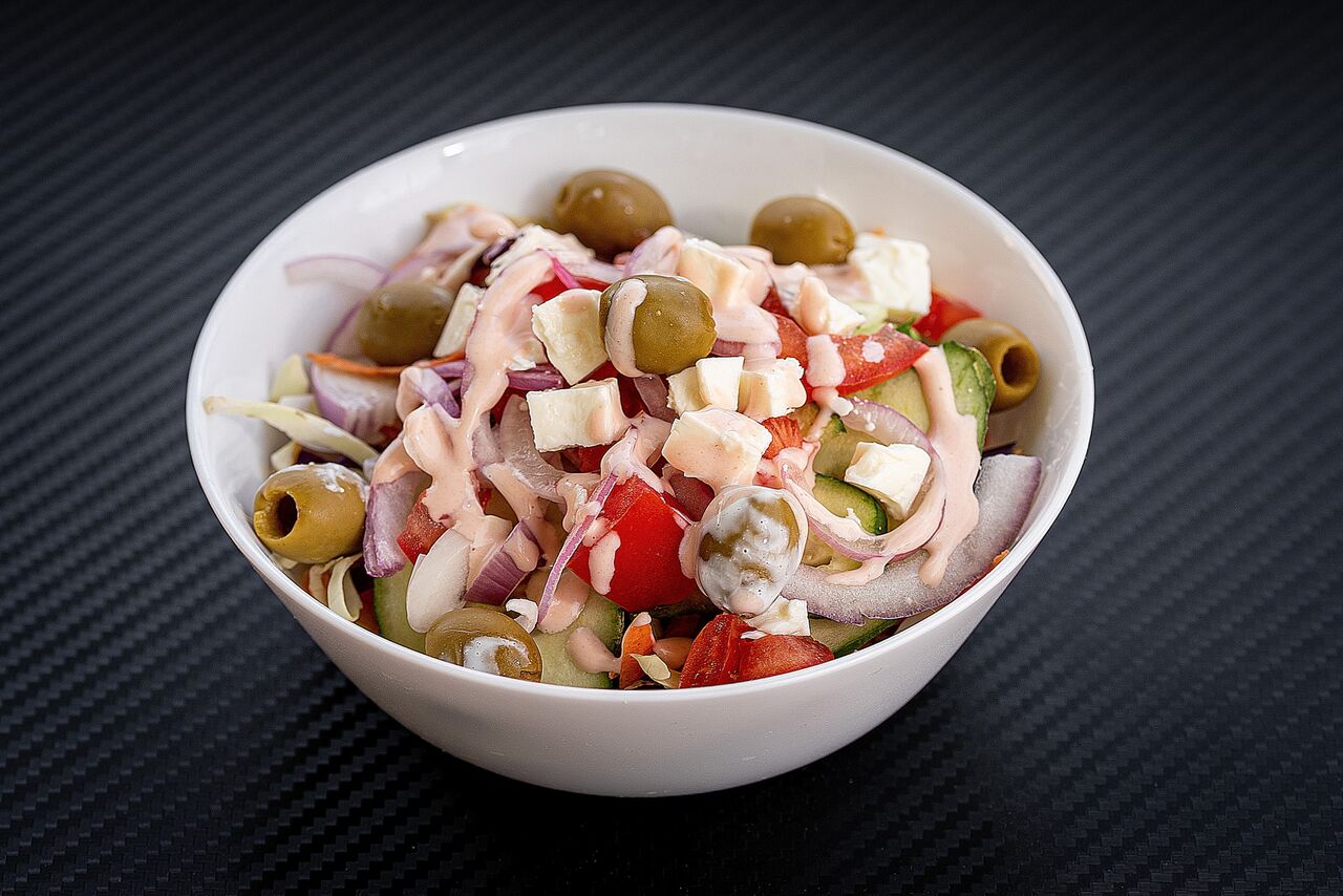 Görög saláta nagy adag friss zöldségből, finom feta sajttal, választható öntettel