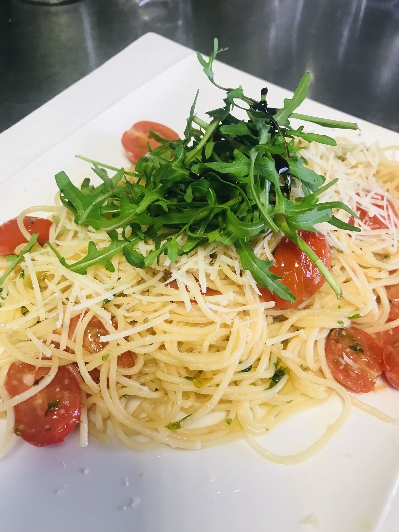 Špagety na cesnaku a cherry rajcinkami