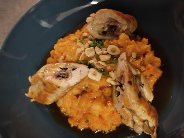 Rôti de dinde au bacon et champignons, écrasé de carottes aux noisettes